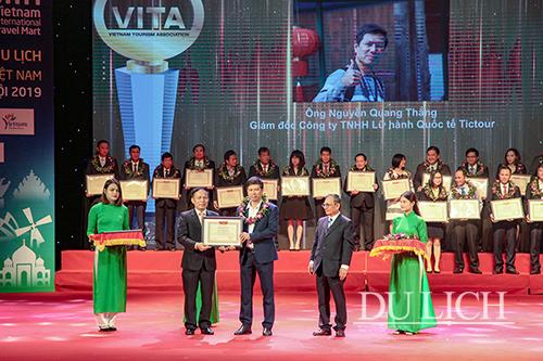 Phó Tổng cục trưởng TCDL Ngô Hoài Chung và Chủ tịch VITA Nguyễn Hữu Thọ trao giải cho các Giám đốc doanh nghiệp lữ hành tiêu biểu 2018